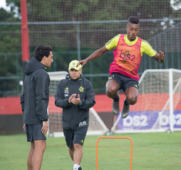 Bruno Henrique revela estratégia do Fla para duelo em Curitiba: ‘Marcar pressão’