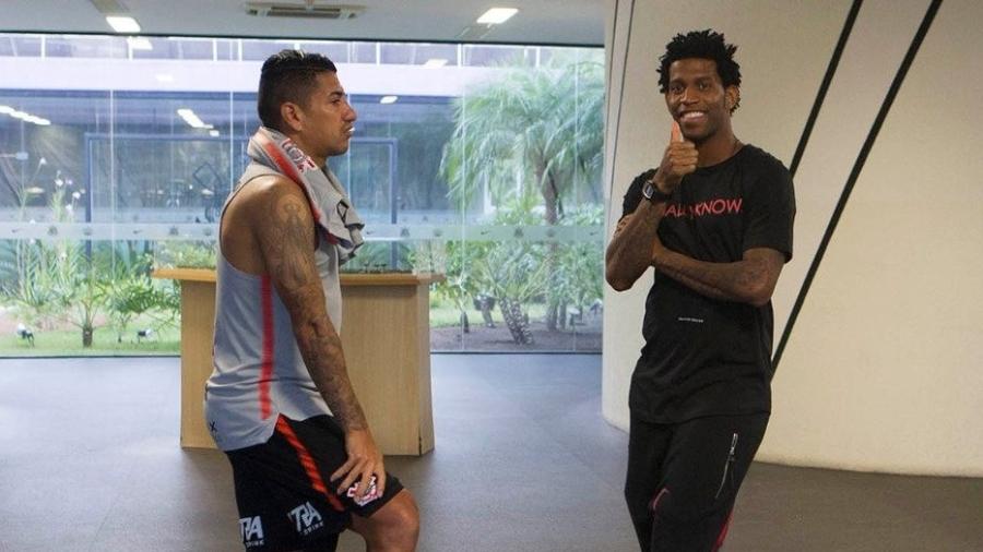 Gil é integrado ao grupo do Corinthians, mas não treina; Jadson se recupera