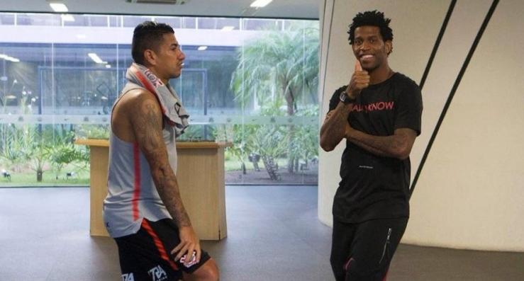 Gil esteve no CT do Corinthians