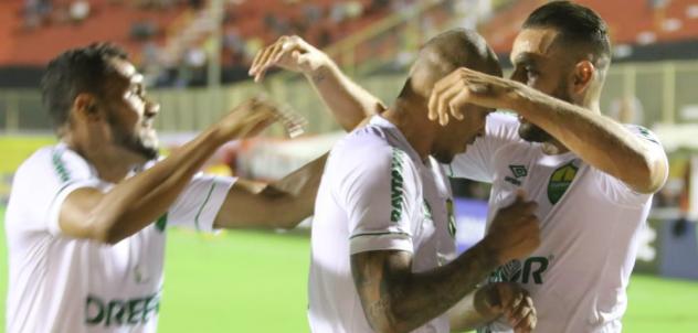 Cuiabá festeja o gol da vitória