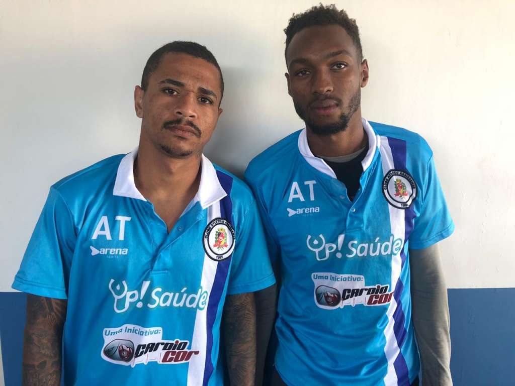 O zagueiro Deivid e o atacante Victor Alex estão de malas prontas para atuar na segunda divisão de Portugal