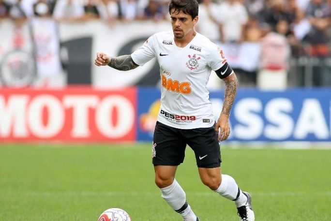Lateral nega proposta do Arsenal, mas não descarta deixar o Corinthians