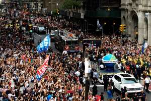 Feminino: Campeãs do mundo no desfilam em NY e lei de igualdade salarial é ampliada