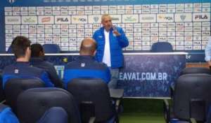 Dirigente minimiza reforços no Avaí e provoca: 