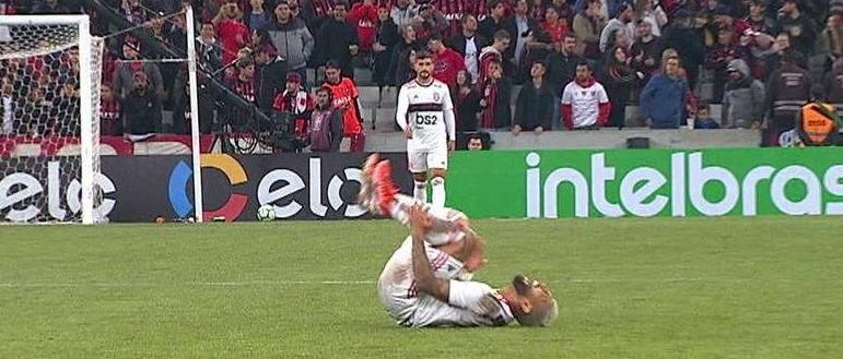 Gabigol vira piada na internet após simulação bizarra