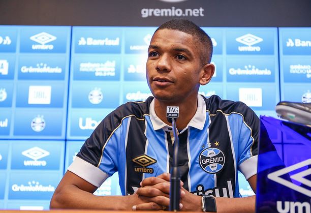 Ex-Santos é apresentado e exalta “concorrência boa” no Grêmio