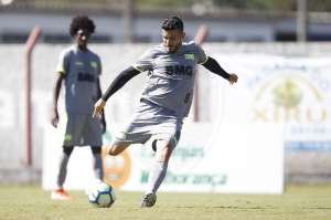 Regularizado, meia ex-Athletico-PR pode fazer estreia oficial pelo Vasco