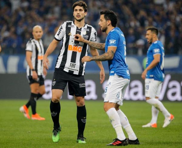 Zagueiro lamenta erros do Atlético-MG, mas não joga a toalha