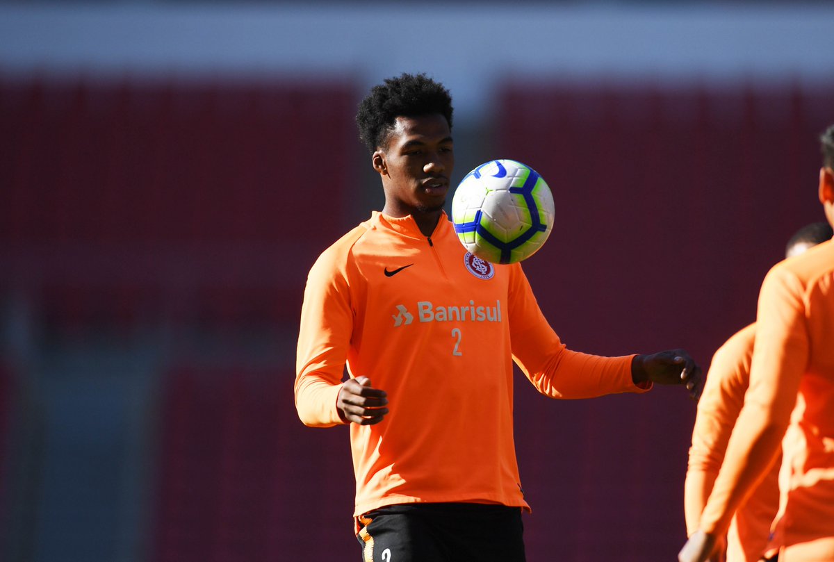 Roberto prevê jogo duro e exalta chance de reservas do Inter contra Athletico-PR