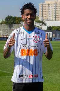 Surpreso com titularidade no Corinthians, Gil revela preparação especial