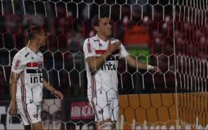 BRASILEIRÃO: Palmeiras empata clássico com gol bizarro e Santos encosta