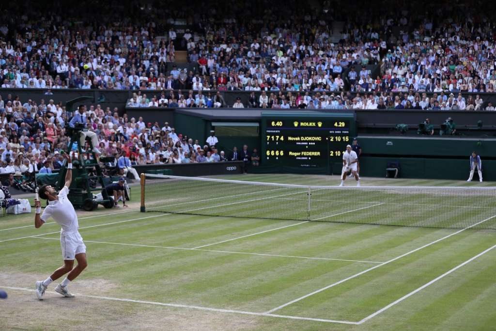 Djokovic bate Federer, leva penta de Wimbledon e iguala feito de Borg