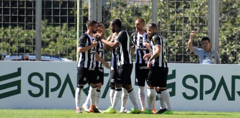 Willian Popp comemorando mais um gol com o Figueirense - Daniel Hott/América-MG