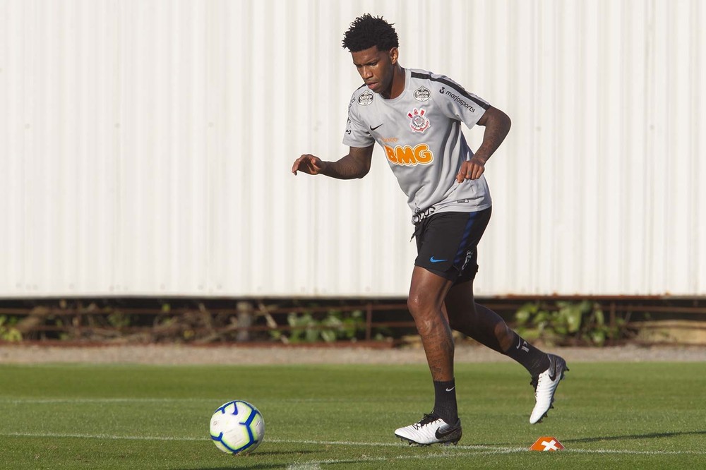 Gil comemora retorno e diz que Corinthians precisa de ajustes