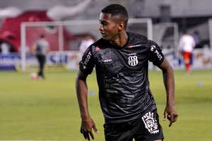 Com ajuda de investidores, Athletico-PR contrata lateral da Ponte Preta