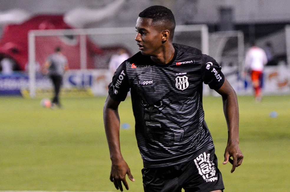 Com ajuda de investidores, Athletico-PR contrata lateral da Ponte Preta