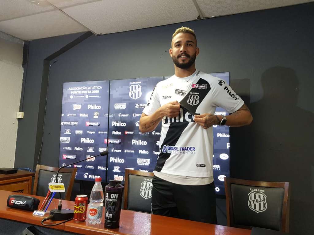 Atacante foi apresentado. (Foto: Thiago Toledo/PontePress)