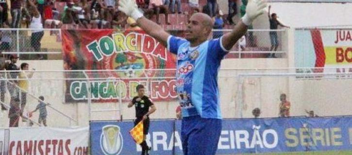 Goleiro Gleibson comemora gol do Juazeirense