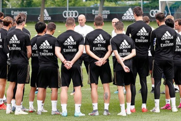 Após morte de irmão, Zidane volta a comandar Real Madrid e discute reforços