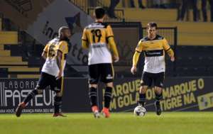 Zagueiro do Criciúma comemora resultado contra o Coritiba, mas já projeta o Vitória