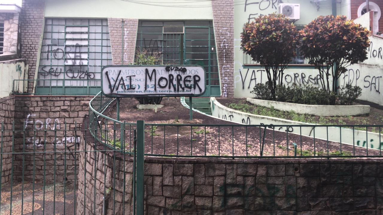 Escritório de presidente de clube da Série B é pichado com ameaças de morte