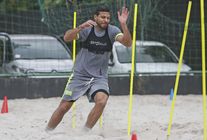 ‘Precisamos nos fazer respeitados em São Januário’, diz Henríquez no Vasco