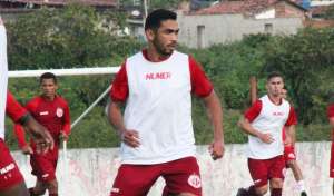 Após entrar em campo apenas uma vez na Série D, América-RN renova com volante