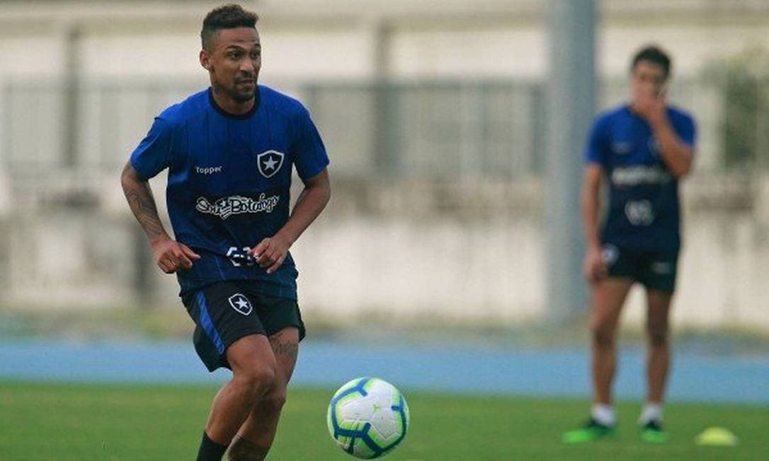 Ex-Ponte Preta, atacante sofre parada cardíaca em treino do Botafogo