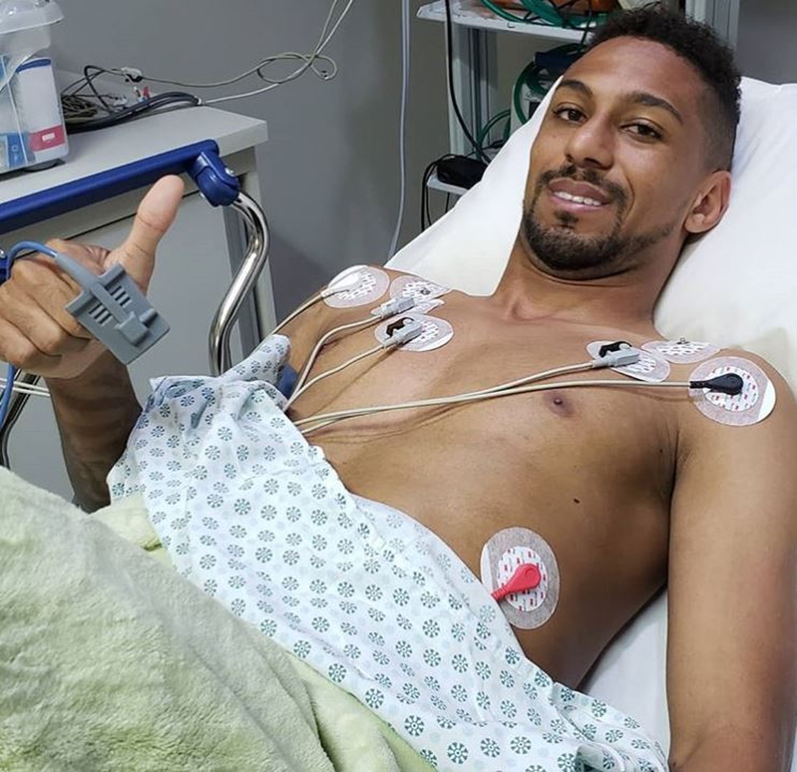 Após parada cardíaca, atacante do Botafogo está bem, diz médico