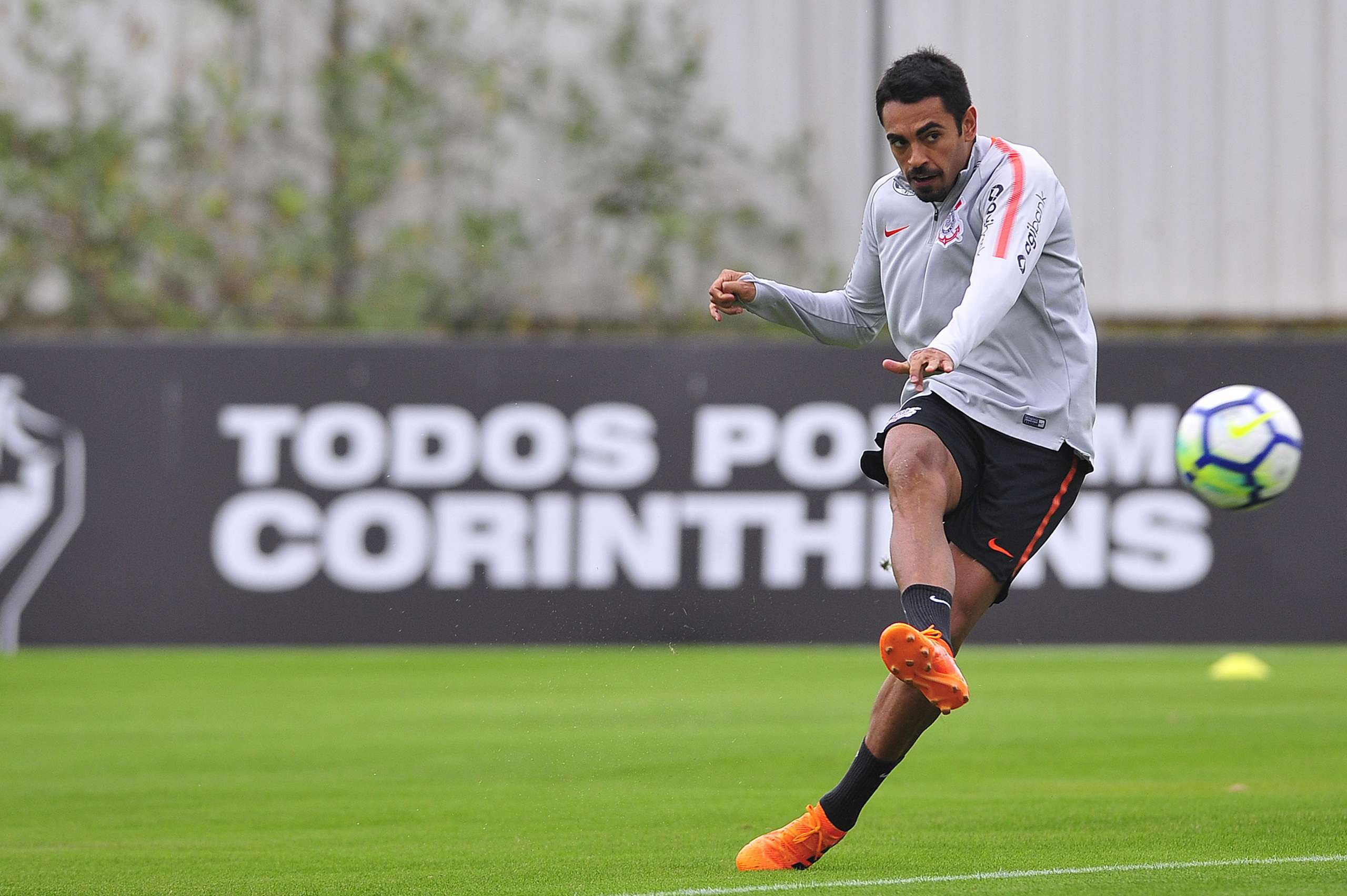 Sem espaço no time de Carille, Corinthians rescinde contrato com atacante