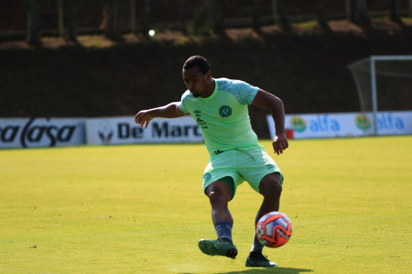 Após quatro meses na Chape, meia é devolvido a rival do Brasileirão