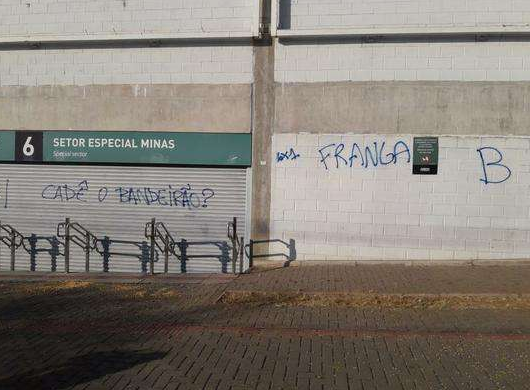 Em dia de clássico, Independência amanhece pichado com provocações ao Atlético-MG