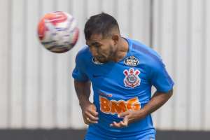 Sornoza pede mais chutes a gol do Corinthians; treino teve Carille de zagueiro