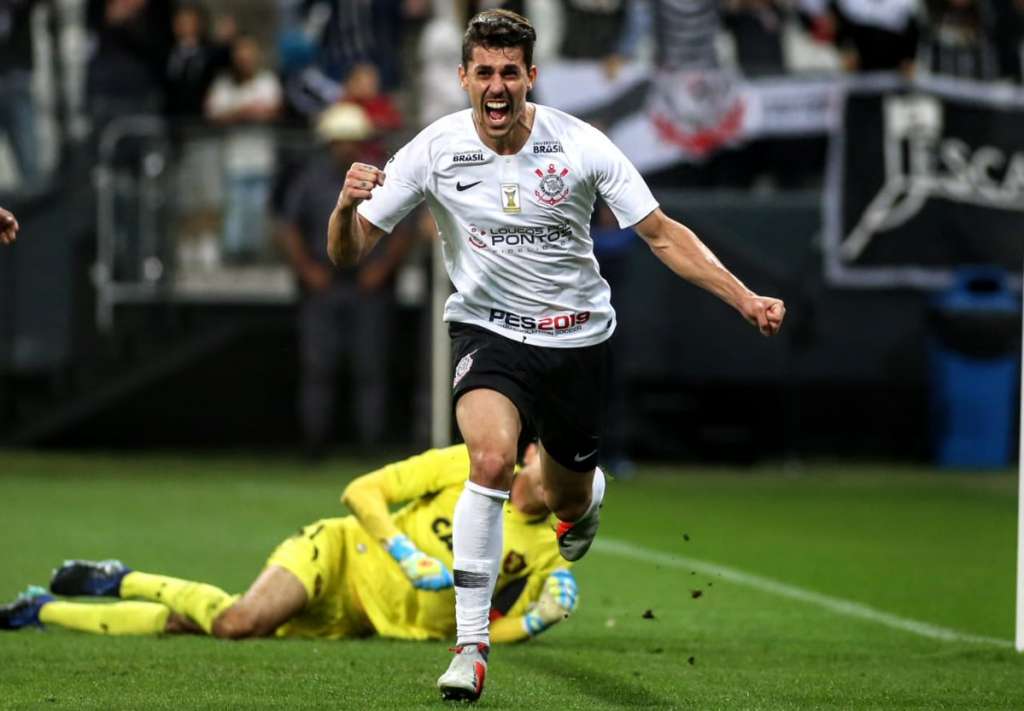 Danilo Avelar vai assinar o novo contrato com o Corinthians por três temporadas