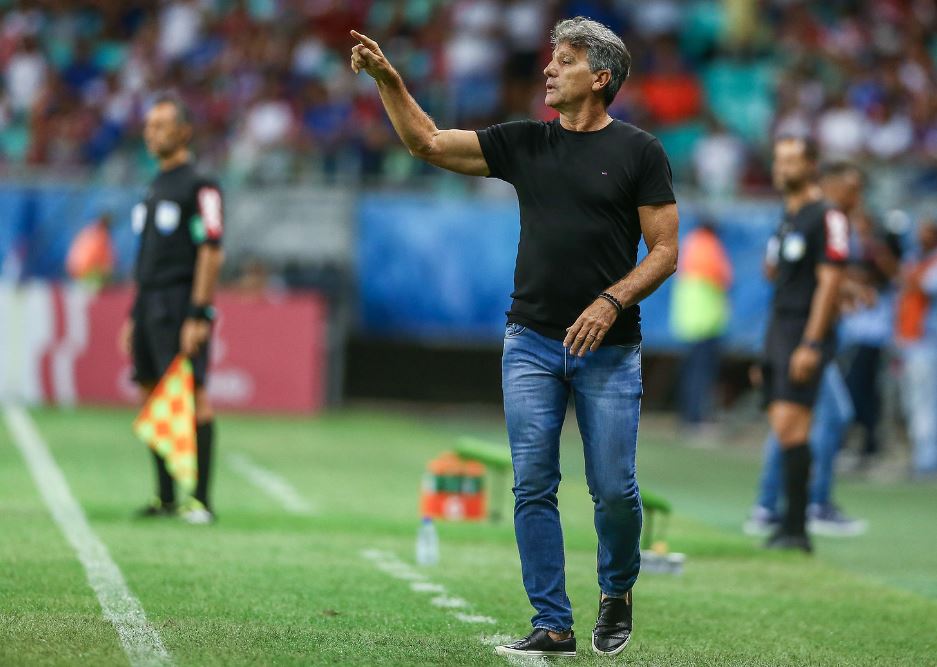 Renato Gaúcho ironiza foguetório de madrugada e enaltece classificação do Grêmio