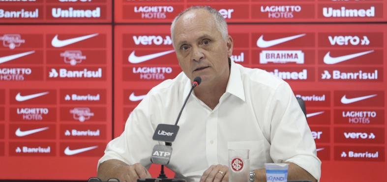 Após classificação, presidente do Inter critica arbitragem e é contido pela polícia