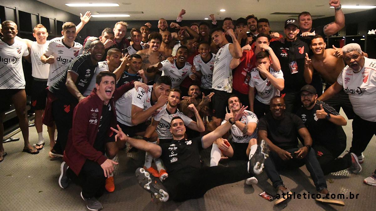 Com direito a ‘cheirinho’, Athletico-PR zoa eliminação do Flamengo e bomba na web