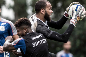 Everson se diz surpreso com sequência como titular no Santos