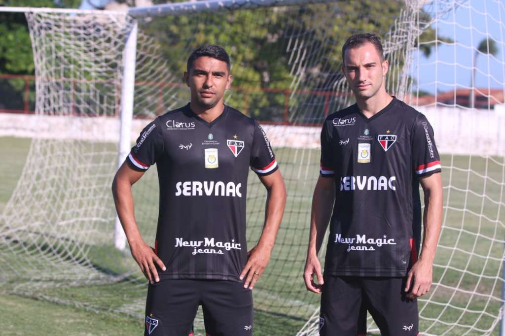 Kaio Wilker (dir) pode estrear pelo Ferroviário. (Foto: Xandy Rodrigues / Ferroviário AC)