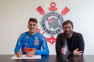 Avelar renova com o Corinthians e espera por regularização para jogar no domingo