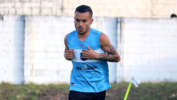 Atacante deixa time da Série C e dispara: ‘Não ficaria nessa bagunça sem receber’