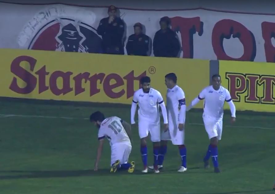 Jogadores do Paraná comemoram o gol marcado pelo meia Fernando Neto