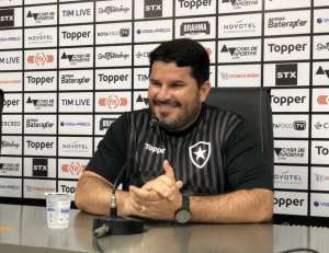 Barroca diz estar entusiasmado pelo duelo com Santos: 'Experiência enriquecedora'