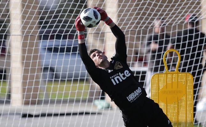 Recuperado de tendinite, goleiro volta a treinar com bola no São Paulo