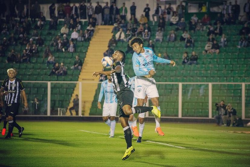 Jogo entre Figueirense e Londrina foi bastante disputado no Orlando Scarpelli (Foto: Matheus Dias/FFC)