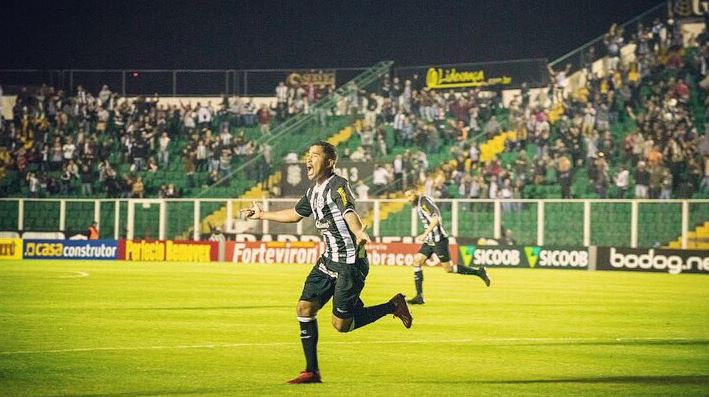 O lateral Victor Guilherme marcou o gol de empate do Figueirense (Foto: Matheus Dias/FFC)