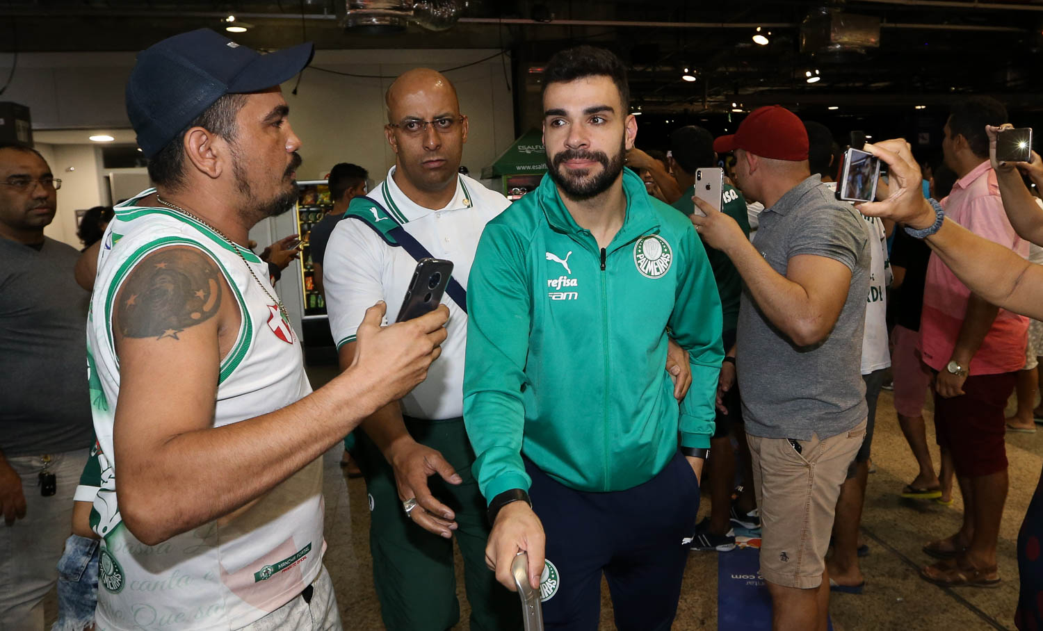 Torcida faz protesto e arremessa pipocas contra elenco do Palmeiras em Fortaleza