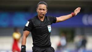 'Arbitragem feminina acompanha crescimento do futebol feminino', diz árbitra