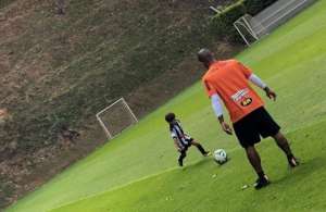 Filho de torcedor que morreu no clássico bate bola com meia do Atlético-MG