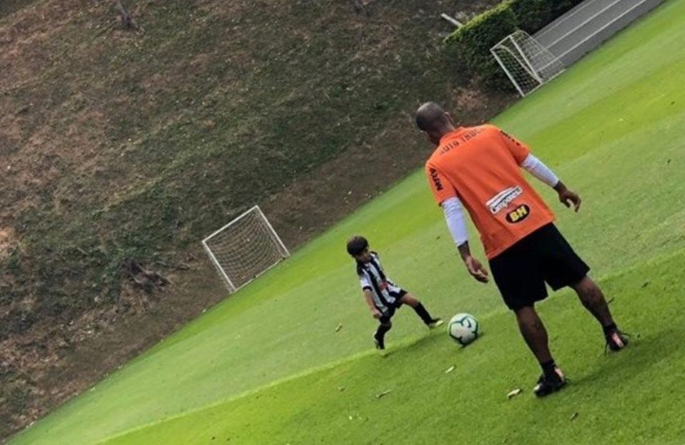 Filho de torcedor que morreu no clássico bate bola com meia do Atlético-MG